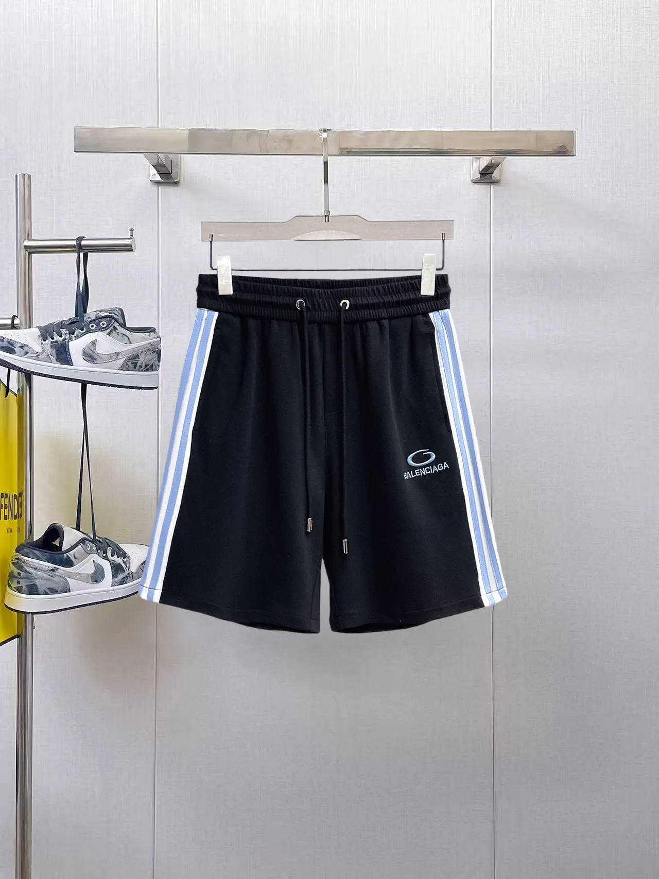 Balenciaga's three-standard complete 2026 summer New Arrival men's casual shorts, advanced custom-made Breathable fabric, Breathable fabric, extremely stretchy and comfortable, impeccable details, top-grade accessories, original logo design concept, delicate and soft feel! The upper body fit is awesome! Size: M-XXXL Please state your height and weight when ordering